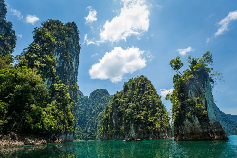 Tailandia: panorámica del lago Cheow Lan y la presa Ratchaprapha en el Parque Nacional de Khao Sok