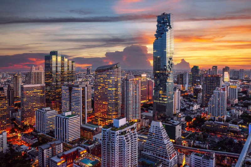 Tailandia: el rascacielos MahaNakhon al atardecer en el distrito de Silom, Bangkok
