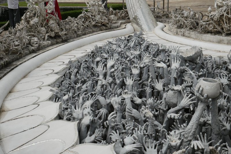Tailandia: el impactante simbolismo de las manos en el Wat Rong Khun