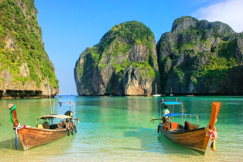 Tailandia: embarcaciones tradicionales en las aguas turquesas de Maya Bay, Phi Phi Leh