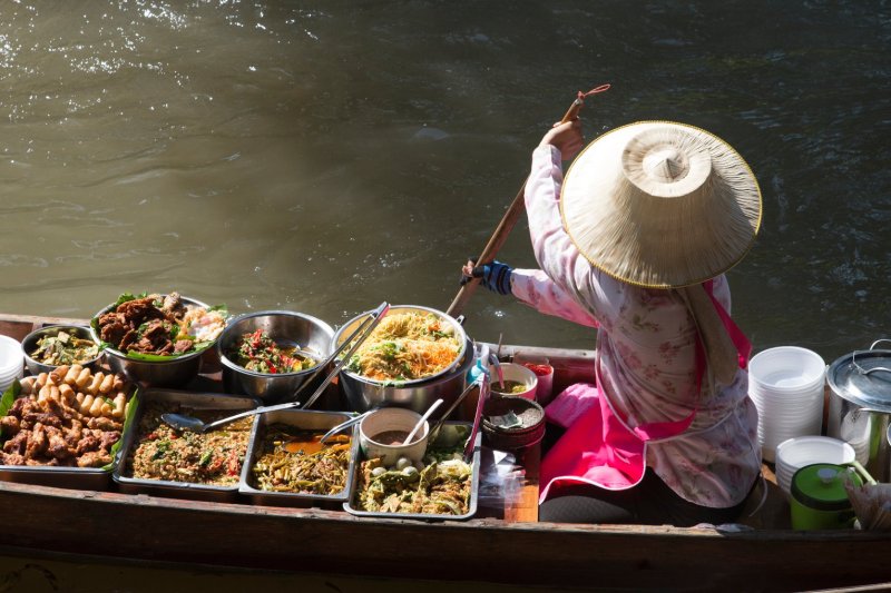 Tailandia: vendedora tradicional en el mercado flotante de Damnoen Saduak