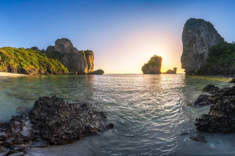 Tailandia: atardecer en Nui Beach, Ko Phi Phi, en el mar de Andamán