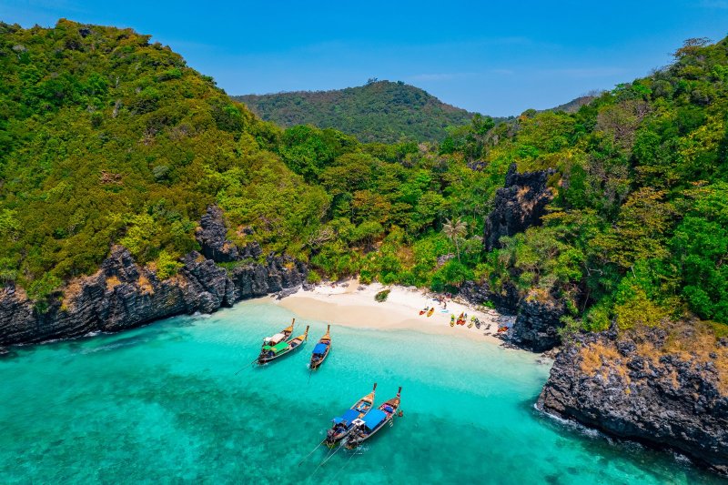 Tailandia: vista aérea de Nui Beach y un barco de cola larga en la isla Phi Phi Don, Krabi