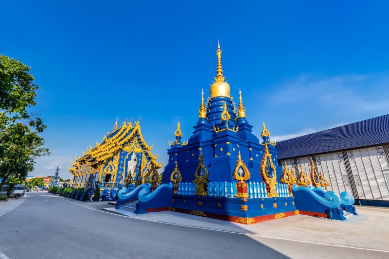 Tailandia: el majestuosa pagoda del del templo azul Wat Rong Suea Ten en Chiang Rai