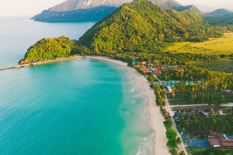 Tailandia: vista aérea de la playa de Khanom y sus aguas turquesas en Nakhon Si Thammarat
