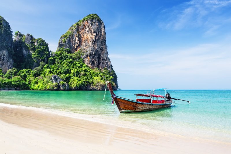 Tailandia: barco tradicional de cola larga en Railay Beach, Krabi