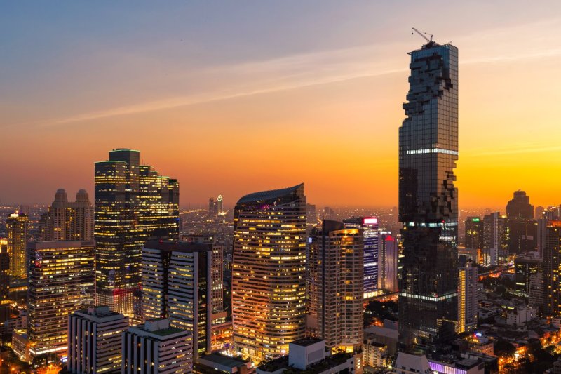 Tailandia: panorámica del skyline de Bangkok con modernos rascacielos