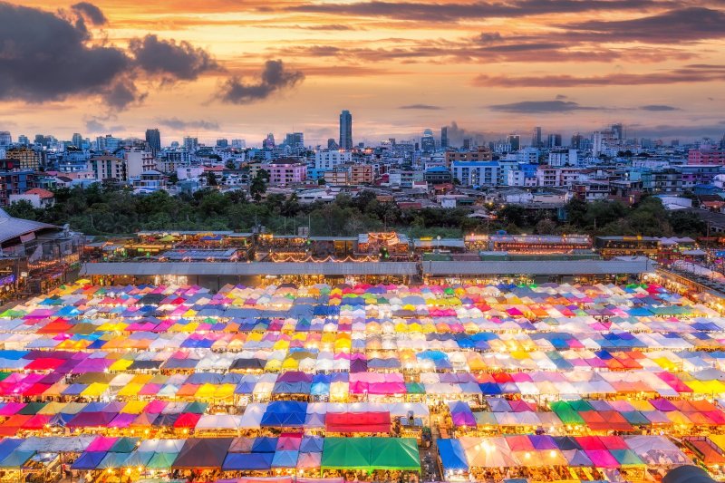 Tailandia: el colorido Train Night Market, un icono de las noches de Bangkok