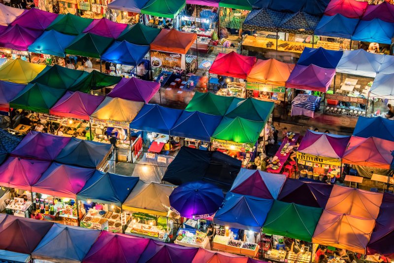 Tailandia: mercado nocturno de Train Night Market Ratchada en Bangkok