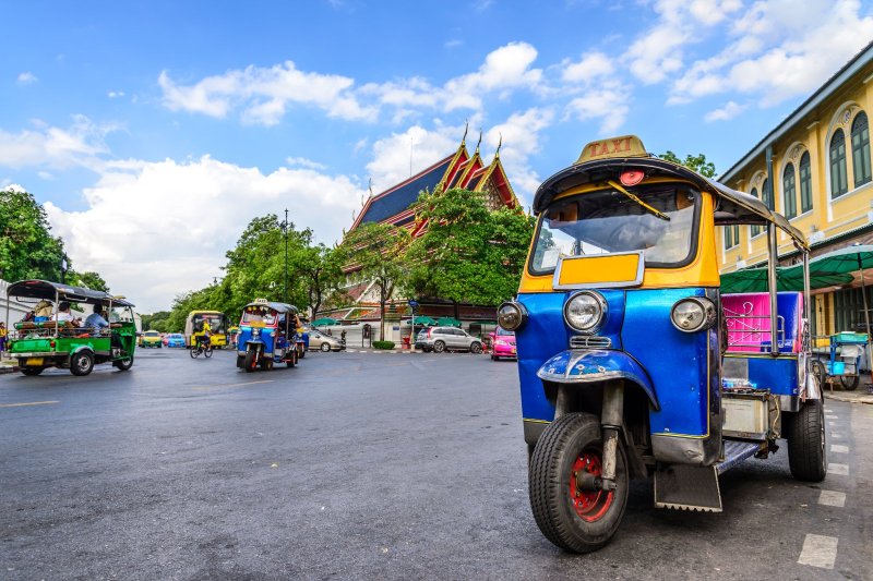 Tailandia: tuk tuk tradicional azul en el corazón de Bangkok