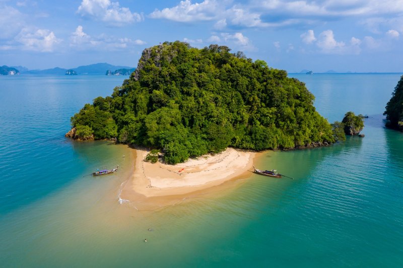 Tailandia: vista aérea de una playa tropical cerca de Koh Yao Noi