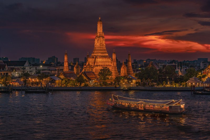 Tailandia: silueta de Wat Arun al atardecer sobre el río Chao Phraya