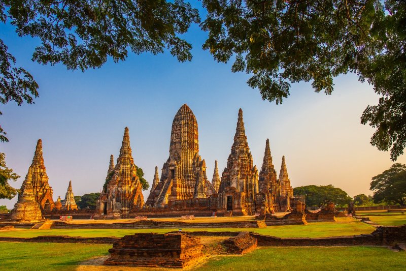 Tailandia: el templo Wat Chaiwatthanaram al atardecer en el Parque Histórico de Ayutthaya