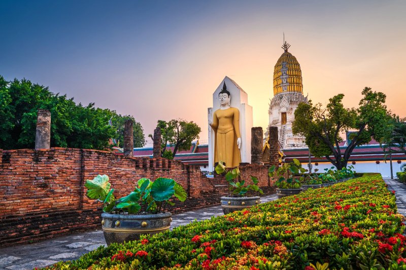 Tailandia: antigua estatua de Buda en el templo Wat Phra Si Rattana Mahathat de Phitsanulok