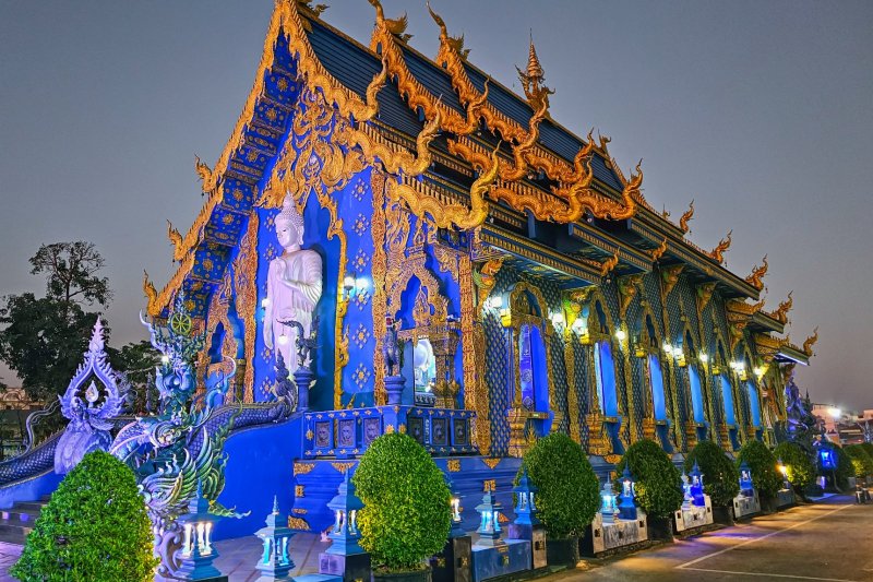 Tailandia: viharn del templo azul Wat Rong Suea Ten en Chiang Rai