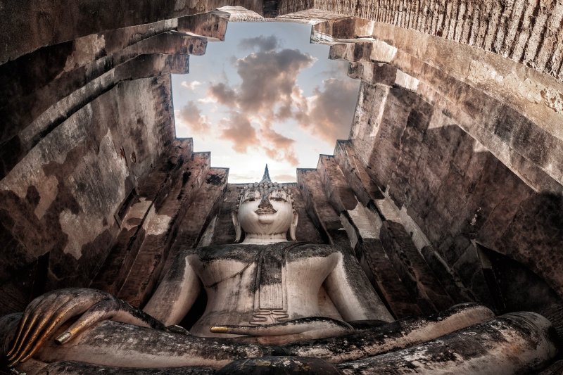 Tailandia: la estatua de Buda del templo Wat Si Chum en el Parque Histórico de Sukhothai