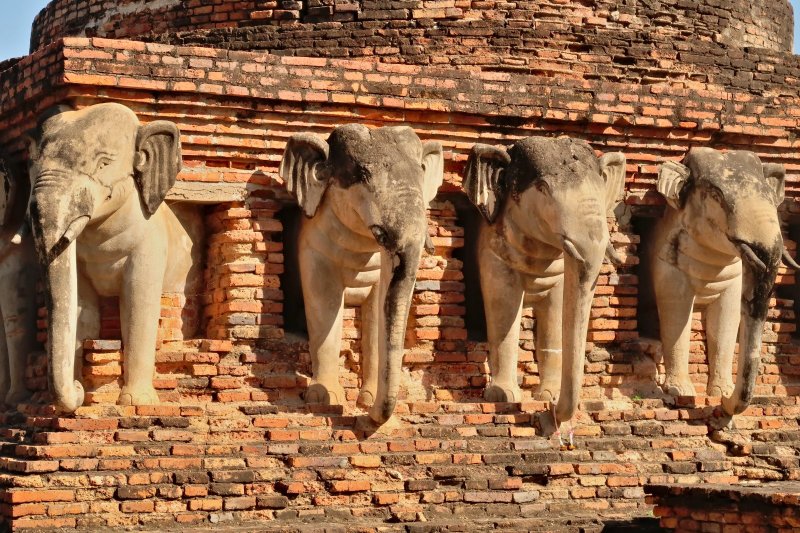 Tailandia: las estatuas de elefantes del templo Wat Sorasak en el Parque Histórico de Sukhothai