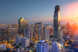Tailandia: vista aérea del rascacielos Mahanakhon y el skyline de Bangkok al atardecer