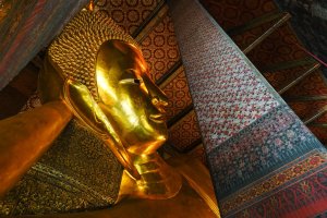 Tailandia: cabeza del Buda Reclinado de Wat Pho en Bangkok