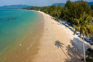 Tailandia: vista aérea de Coconut Beach en Khao Lak