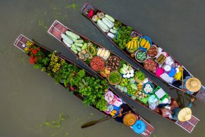 Tailandia: colorido mercado flotante de Damnoen Saduak visto desde el aire