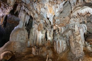 Tailandia: la cueva del embalse de Ratchaprapha en el Parque Nacional Khao Sok