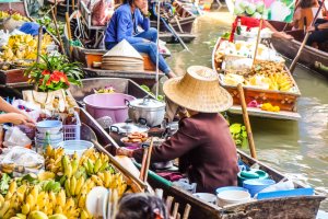 Tailandia: puestos de comida y bebida en el mercado flotante de Damnoen Saduak, Ratchaburi
