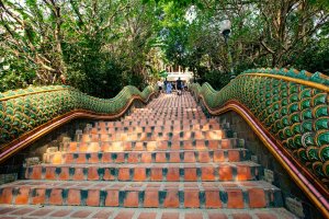Tailandia: las escalinatas de los nagas del templo Wat Phra That Doi Suthep en Chiang Mai