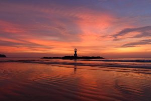 Tailandia: el faro de Khao Lak al atardecer en Phang Nga