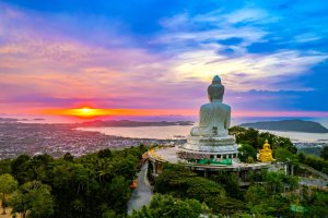 Tailandia: amanecer con vistas al Gran Buda de la isla de Phuket
