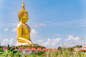 Tailandia: la colosal estatua del Gran Buda en Wat Muang