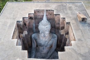Tailandia: el gran Buda del templo Wat Si Chum en el Parque Histórico de Sukhothai