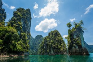 Tailandia: panorámica del lago Cheow Lan y la presa Ratchaprapha en el Parque Nacional de Khao Sok