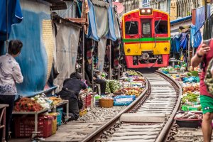 Tailandia: el mercado ferroviario de Maeklong entre puestos y vías de tren