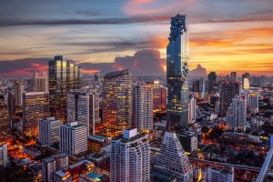 Tailandia: el rascacielos MahaNakhon al atardecer en el distrito de Silom, Bangkok