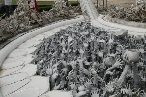 Tailandia: el impactante simbolismo de las manos en el Wat Rong Khun