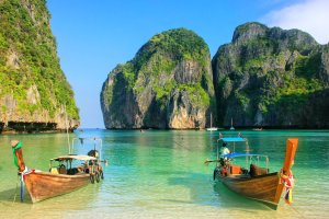 Tailandia: embarcaciones tradicionales en las aguas turquesas de Maya Bay, Phi Phi Leh