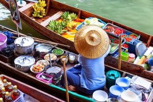 Tailandia: mercado flotante tradicional de Damnoen Saduak cerca de Bangkok