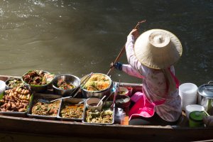 Tailandia: vendedora tradicional en el mercado flotante de Damnoen Saduak