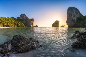 Tailandia: atardecer en Nui Beach, Ko Phi Phi, en el mar de Andamán