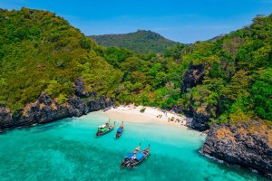 Tailandia: vista aérea de Nui Beach y un barco de cola larga en la isla Phi Phi Don, Krabi