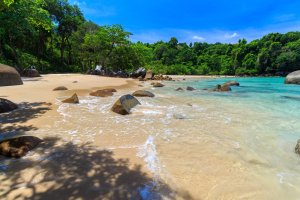 Tailandia: pequeña playa de arena en el parque nacional Lam Ru, Khao Lak