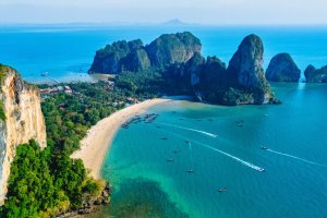 Tailandia: Railay Beach en Krabi entre acantilados de piedra caliza y aguas turquesas