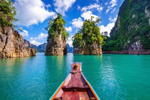 Tailandia: las montañas del embalse de Ratchaprapha en el Parque Nacional Khao Sok