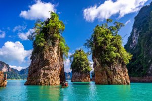 Tailandia: montañas y lago de Ratchaprapha en el parque nacional Khao Sok