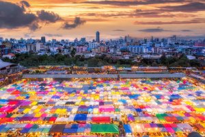 Tailandia: el colorido Train Night Market, un icono de las noches de Bangkok