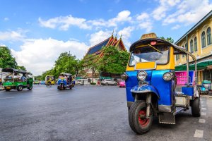 Tailandia: tuk tuk tradicional azul en el corazón de Bangkok