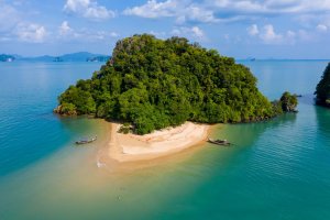 Tailandia: vista aérea de una playa tropical cerca de Koh Yao Noi