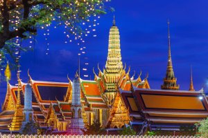Tailandia: el templo Wat Phra Kaew al atardecer, hogar del Buda de Esmeralda en Bangkok