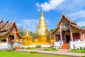 Tailandia: capilla y pagoda dorada de Wat Phra Singh en Chiang Mai